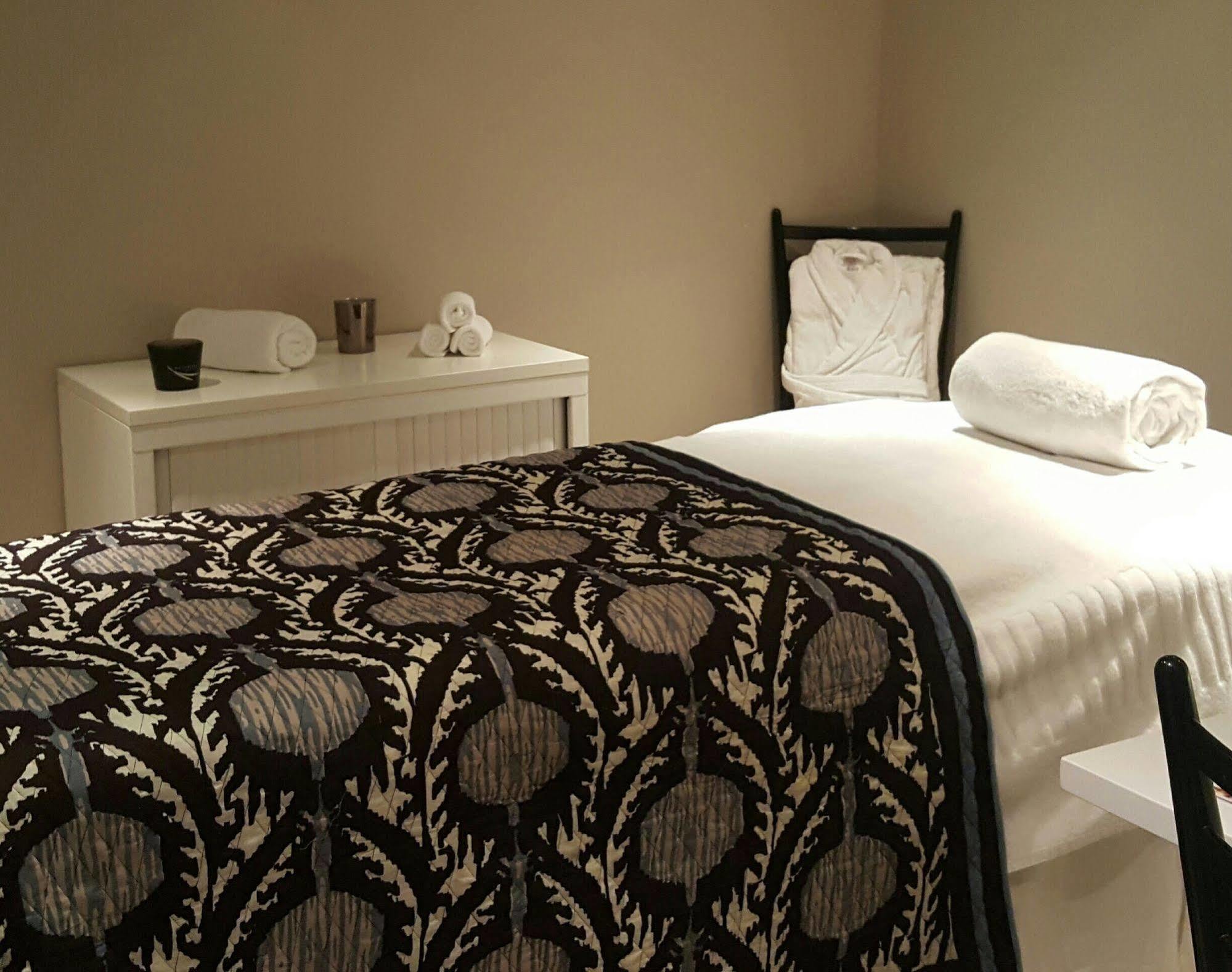 โฮเต็ล เลอ มาเรียเน่ Hotel ปารีส ภายนอก รูปภาพ